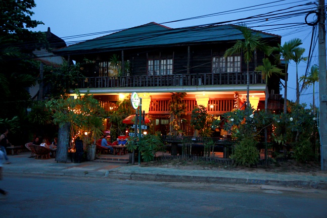 [url=http://www.tripadvisor.ru/Hotel_Review-g608455-d641603-Reviews-Moliden-Kampot_Kampot_Province.html]Moliden Guesthouse[/url]