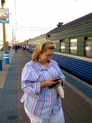 Она еще не знает, что ее ждет в поезде