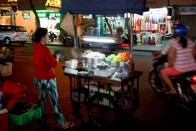 Торговка лапшой на ночном рынке
