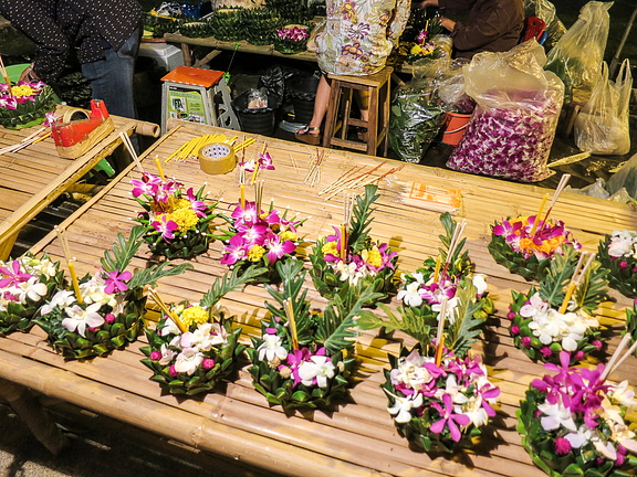 Цветы к празднику Loi Krathong